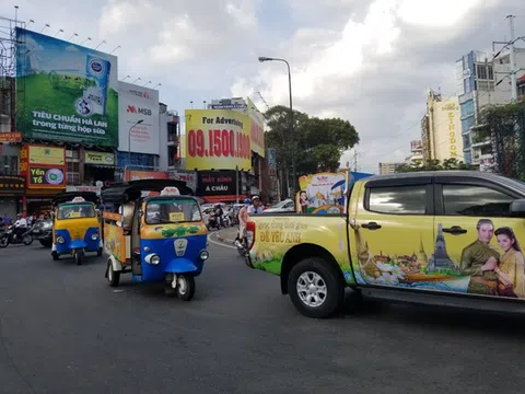 Người dân hào hứng trước sự xuất hiện của đoàn xe Tuk Tuk Thái Lan tại Việt Nam